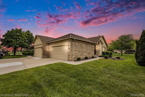48830 Windmill Cir W, Macomb, MI 48044