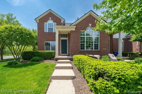 5201 Tamara Cir, Walled Lake, MI 48390