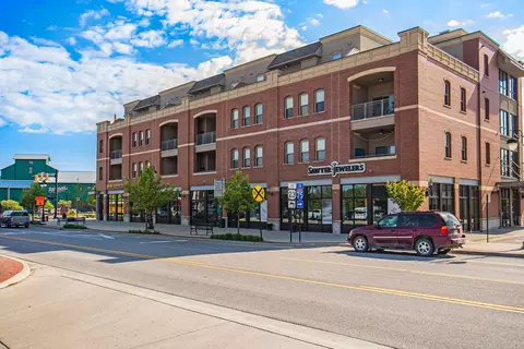 134 N Leroy St #304, Fenton, MI 48430
