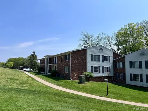 433 Fox Hills Dr S #3, Bloomfield Hills, MI 48304