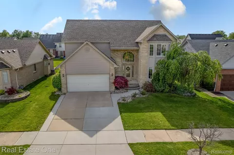 24252 Charles Dr, Brownstown, MI 48183