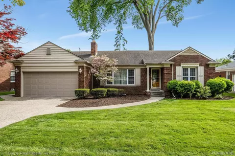 911 N Brys Dr, Grosse Pointe Woods, MI 48236