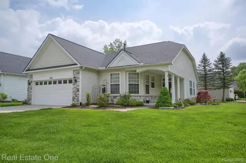 4039 Hillsdale Dr, Auburn Hills, MI 48326