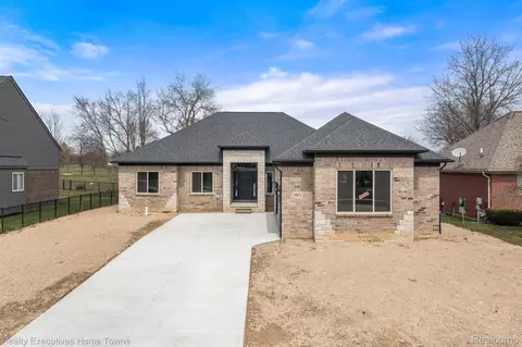 35873 Glenville Dr, New Baltimore, MI 48047
