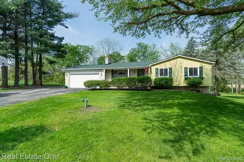 3958 Hedgerow Ln, Rochester, MI 48306