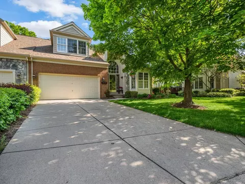 39718 Dun Rovin Dr, Northville, MI 48168