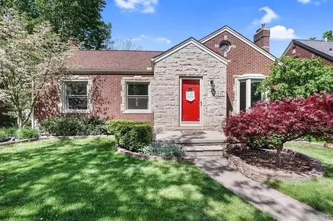 1774 Stanhope St, Grosse Pointe Woods, MI 48236