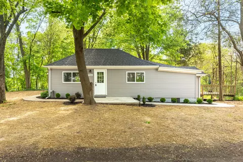 7466 Longworth Dr, Hamburg, MI 48139