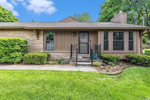 1910 Burning Bush Crt Ct, Rochester Hills, MI 48309