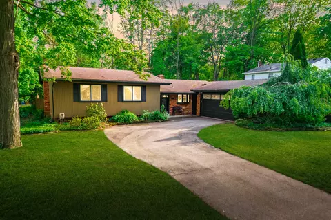 8571 Glengarry Rd, Grosse Ile, MI 48138