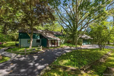 26710 Carol Ave, Franklin, MI 48025