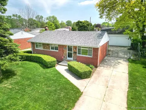 13322 Whitfield Dr, Sterling Heights, MI 48312