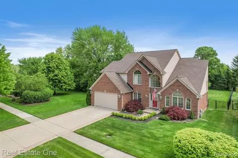 56916 Saint Andrews Dr, Macomb, MI 48042