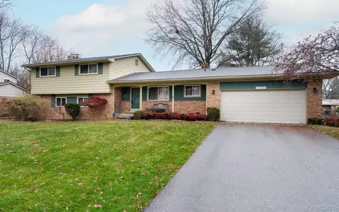 32520 Nottingwood St, Farmington Hills, MI 48334