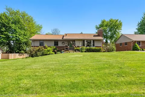 6593 Amy Dr, Clarkston, MI 48348