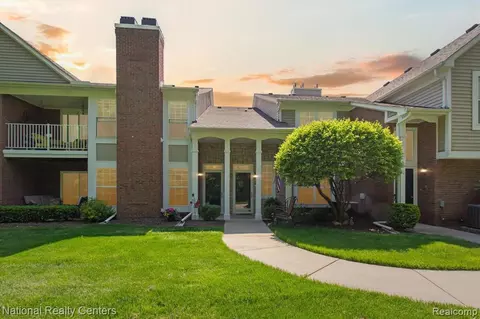 4727 Berkshire Dr #197, Sterling Heights, MI 48314