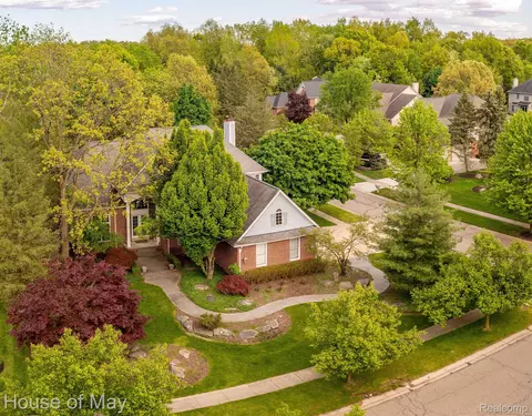 4743 S Ridge Dr, West Bloomfield, MI 48323
