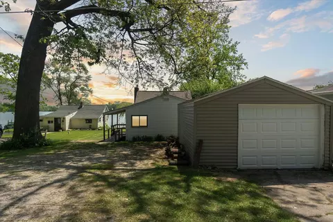 4181 Minnetonka Dr, Fenton, MI 48451