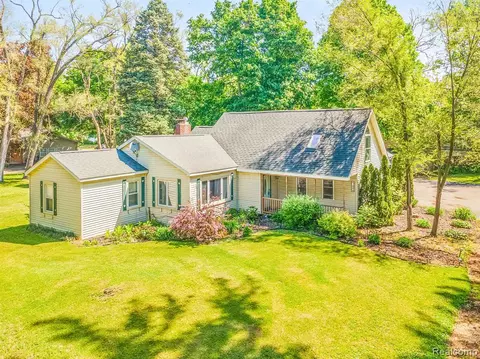 100 Melody Ln, Belleville, MI 48111