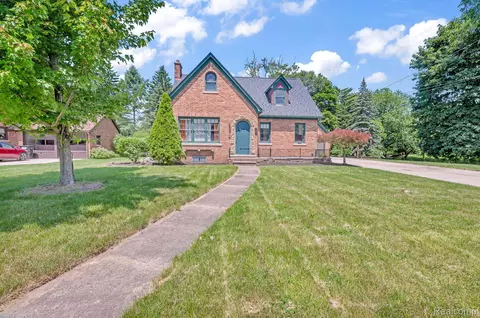 741 E Grand River Ave, Fowlerville, MI 48836