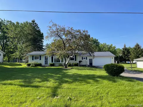 6096 Sun Valley Dr, Grand Blanc, MI 48439