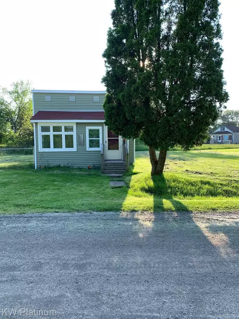 42543 Fort St, Clinton Township, MI 48036