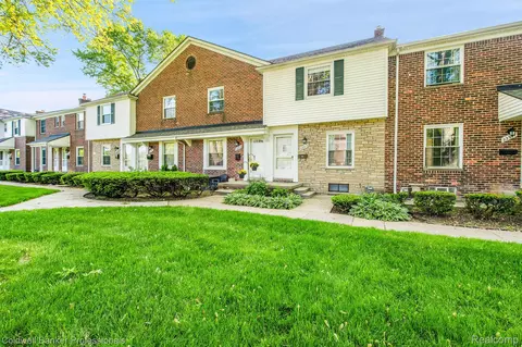 22915 Lakeshore Dr, Saint Clair Shores, MI 48080