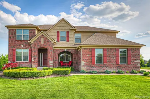 166 Oakland Crest Dr, Rochester, MI 48306