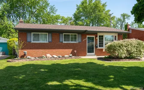 18423 Blue Is, Roseville, MI 48066