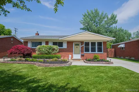 18621 Blue Is, Roseville, MI 48066