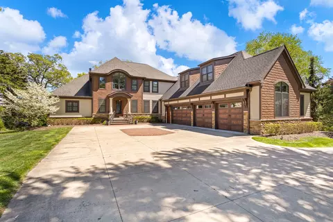 1174 Long Lake Dr, Brighton, MI 48114