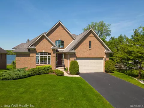 7397 Pine Vista Dr, Genoa, MI 48116