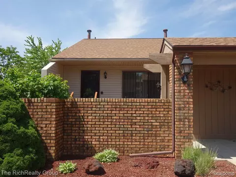 25721 Adams Ct, South Lyon, MI 48178