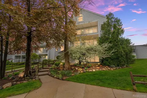 3559 Port Cove Dr #23, Waterford, MI 48328