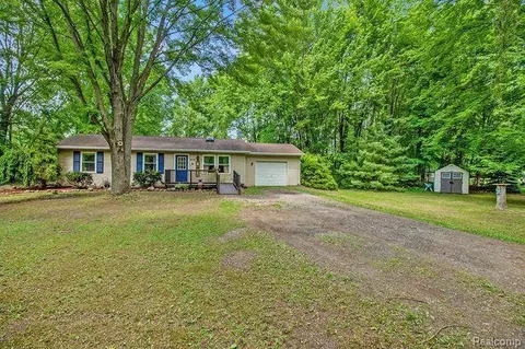 8696 Sargent Rd, Handy, MI 48836
