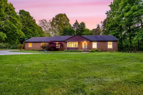 750 E Buno Rd, Milford, MI 48381