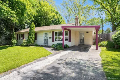 3401 Briarwood Dr, Flint, MI 48507