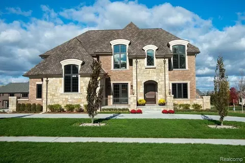 2586 Fairway, Oakland, MI 48306