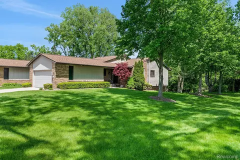 4580 Laurel Club Cir, West Bloomfield, MI 48323
