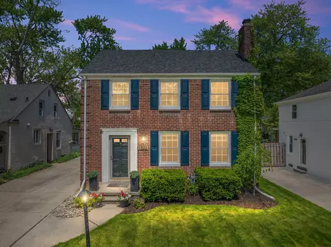 1322 Hampton Rd, Grosse Pointe Woods, MI 48236