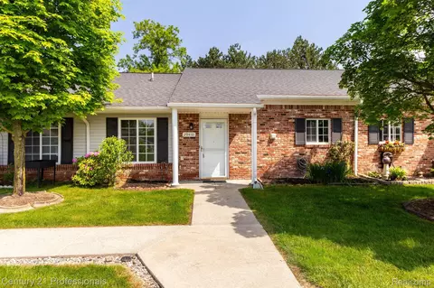 29410 Pendleton Club Dr #38, Farmington Hills, MI 48336