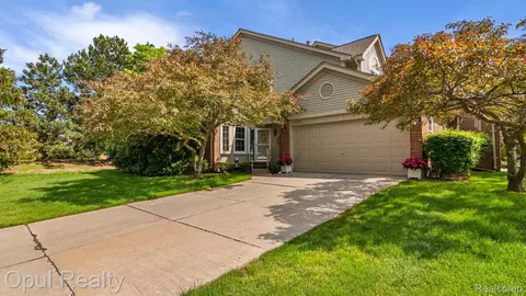 18633 Hilltop Ln, Riverview, MI 48193