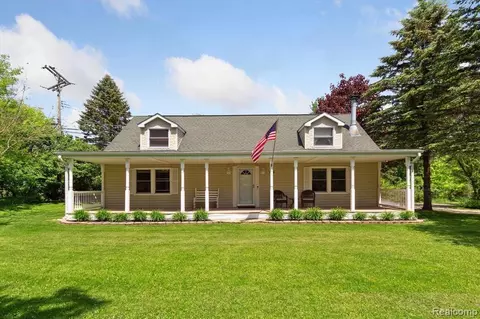 898 Rowland Rd, Leonard, MI 48367