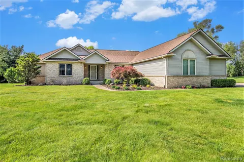 8896 Buchanan Rd, Green Oak, MI 48116