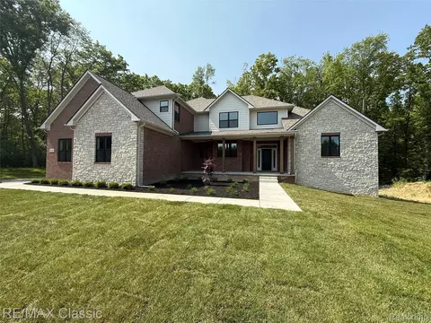 2836 Pine Bluffs Ct, Highland, MI 48356