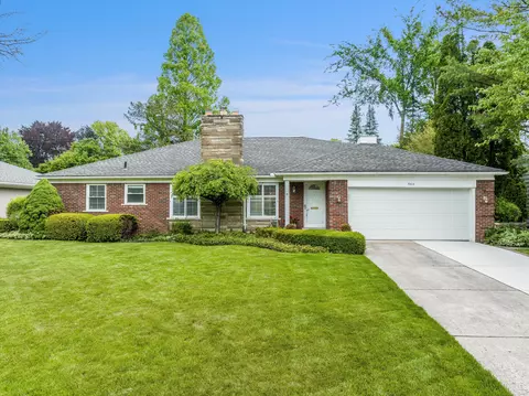 562 Lake Shore Ln, Grosse Pointe Woods, MI 48236