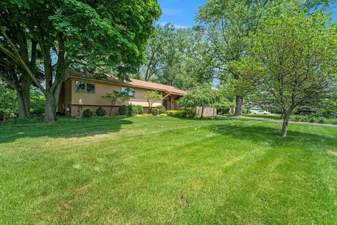 5332 Franklin Ridge Cir, West Bloomfield, MI 48322