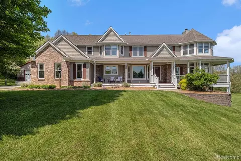 707 Rolling Acres Dr, Ortonville, MI 48462