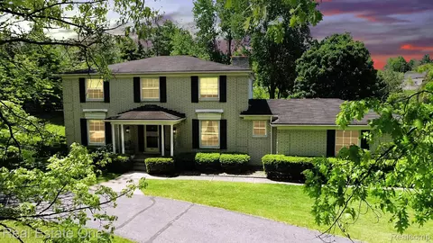 2131 Bretton Dr S, Rochester Hills, MI 48309