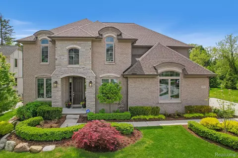 4903 Park Manor Dr, Troy, MI 48098